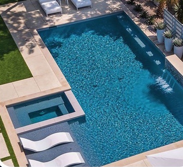 Piscina retangular com deck e ofurô
