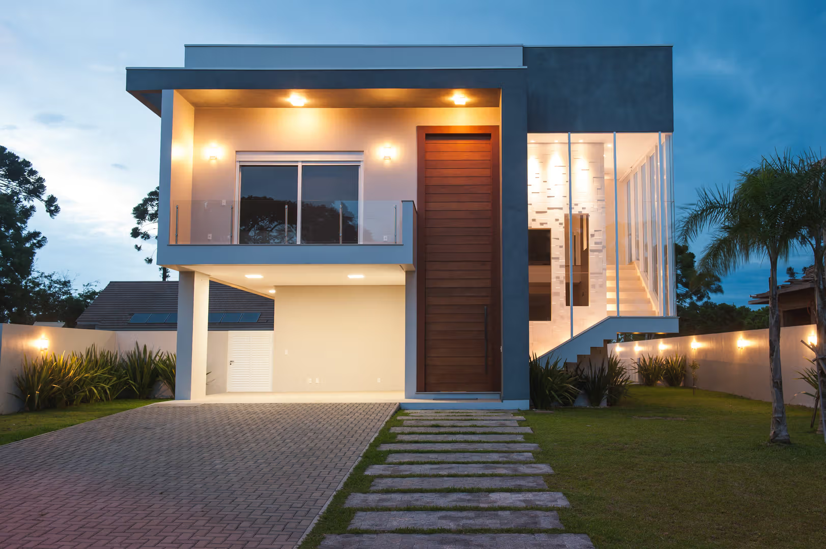 Sobrado moderno iluminado ao entardecer